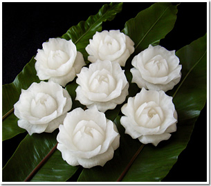 大根で作った白いバラのアレンジ